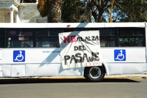 GRUPO DE ESTUDIANTES COTINUAN CON LA PROTESTA ENCONTRA DEL ALZA DEL TRANSPORTE (2)