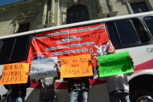GRUPO DE ESTUDIANTES COTINUAN CON LA PROTESTA ENCONTRA DEL ALZA DEL TRANSPORTE (4)